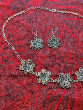 Floral Filigree Silver-Tone Necklace & Earrings Set